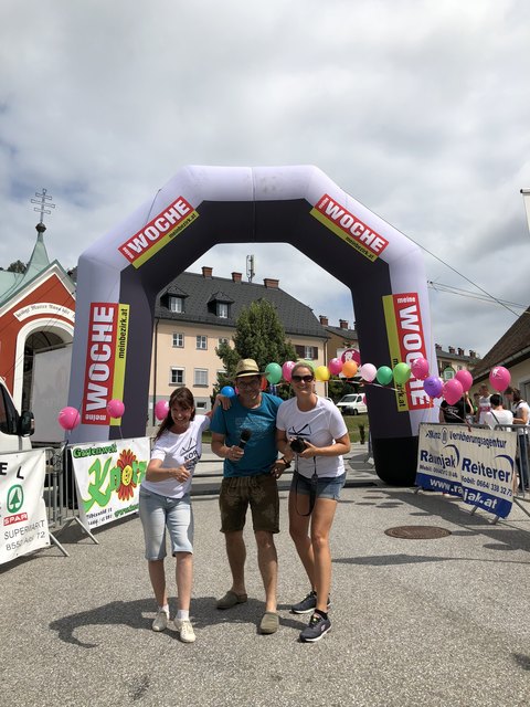 Das Wetter ist perfekt, die Sportler sind startklar und wir sind fit für den vierten WOCHE Koralpenlauf presented by Krauss Distillery: Susi Veronik, Moderator Gregor F. Waltl und Lissi Korbe. Los geht‘s um 14 Uhr, also kommt alle nach St. Oswald ob Eibiswald!