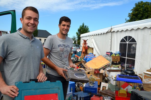 Auch Markus und Thomas Wagner sind als Sammler unterwegs. | Foto: Ebner