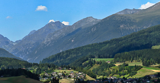 Hier zeigt sich das Dorf Haslach auf der Anhöhe, darunter erkenntlich einige Häuser des Dorfes Wölting bei Tamsweg. Der Blick geht hinein ins Lessachtal.