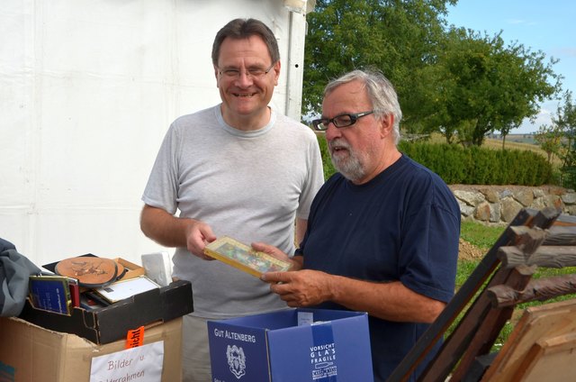 Pfarrer Pater Jacobus und Manfred Lichtenberger beim Sichten der gespendeten Gegenstände | Foto: Ebner