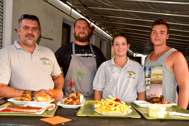 Servierten das Essen: Eric Oedendorfer, Bernhard Sailer, Tina Lechner und Florian Ruprechtshofer. | Foto: Schlüsselberger