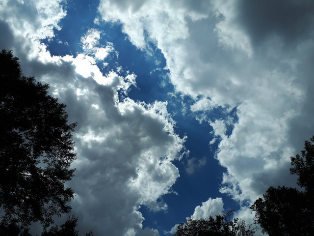 Den Wolkenhimmel zu beobachten, ist immer wieder faszinierend...