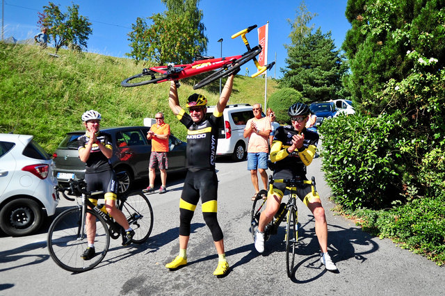 Geschafft: Stefan "Steff" Wagner mit Triumph-Pose nach zehnfacher Bewältigung des Ötztaler Radmarathons!
