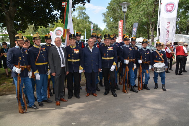Bürgermeister Hans Schrammel und Landeshauptmann Hans Niessl mit dem Infanterieregiment.
