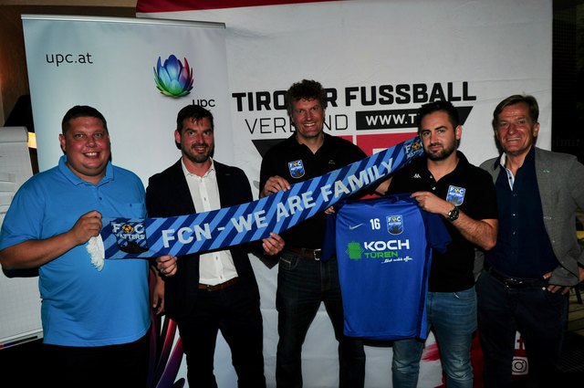 Football:Family: TFV-Präs. Sepp Geisler (re.), UPC-Chef Marco Eder (2.v.l.) und Klassenobmann Arno Bucher (li.) mit FC Natters-Obmann Alexander Cede und Trainer Alex Pfurtscheller. | Foto: Hassl