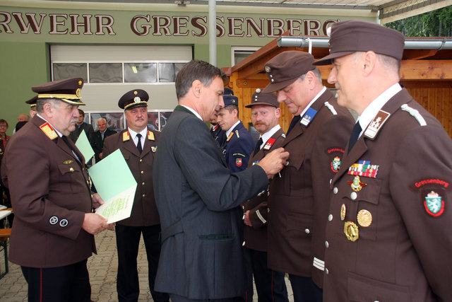 Bgm. Karlheinz Schuster bei der Verleihung der Ehrenurkunden an die Flroianijünger der FF Gressenberg. | Foto: Herbert Krainer