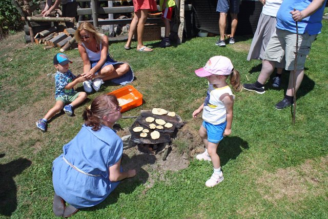 Kinder beim Backen ihrer Biskuits. | Foto: Jürgen Brandt