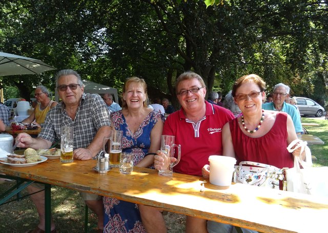 Dieses großartige Angebot sowie die einzigartige Stimmung genossen auch – Foto Werner Schöll – von links: Eduard und Christine Scharka sowie Werner und Karla Schöll. | Foto: Foto. Schöll