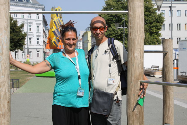 Margit und Dex bei der umgestalteten Wasserwelt am Kardinal-Rauscher-Platz. Das Fair-Play-Büro ist gleich ums Eck.