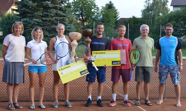 Heidi Lanzenhofer (Turnierleiterin) Kristyna Horakova, Marlies Szupper (Siegerin), Mario Haider-Maurer (Sieger), Christopfer Hutterer, Gerhard Wieser (Organisation/Oberschiedsrichter) und Mario Wallner (Obmann UTC Kilb). | Foto: UTC Kilb