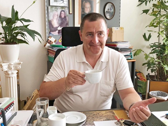Im Büro trinkt Bezirksvorsteher Hannes Derfler gerne Kaffee. Bei den heißen Sommertemperaturen muss er aber ausgekühlt sein.