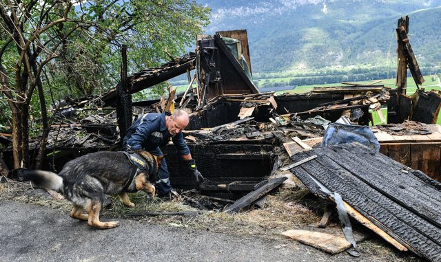 Am Montag wurde auch ein Polizeihund angefordert, er wurde zur Suche von Brandbeschleunigern ausgebildet.