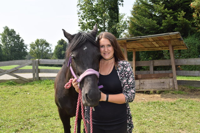 Die Lavanttalerin Brigitta Penz (im Bild mit "Carmen") zieht mit ihrer "Brixis Bunter Ponywelt" von Gräbern nach Rieding um | Foto: Mörth