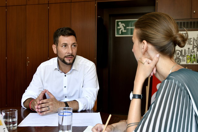 Bezirksvorsteher Markus Rumelhart beim Interview mit Andrea Hörtenhuber, stellvertretende bz-Chefredakteurin, in seinem Büro. | Foto: Spitzauer