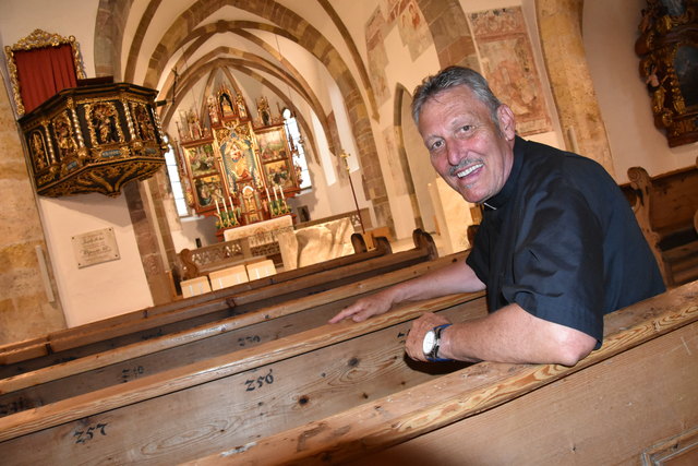 Pfarrer Rohrmoser in der Basilika Mariapfarr.