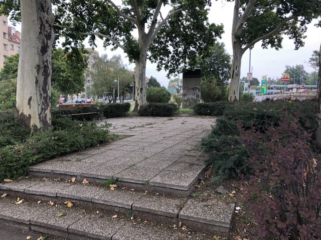 Trostlose Stimmung im Park. Die Sträucher wurden gestutzt, damit sich niemand mehr dahinter verstecken kann.