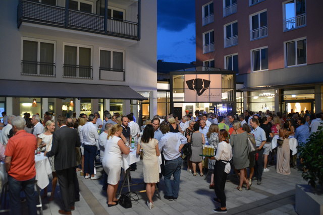 Gerammelt voll: Der laue Sommerabend zog zahlreiche Kufsteiner zur Eröffnung und Vernissage.