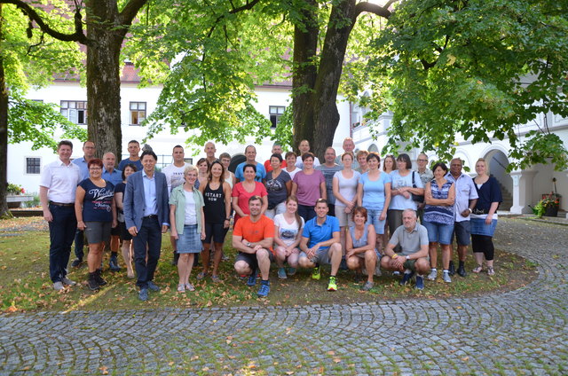 Die Gemeindebediensteten aus Randegg und die Mitarbeiter der Bezirkshauptmannschaft im Scheibbser Schlosshof. | Foto: Marktgemeinde Randegg