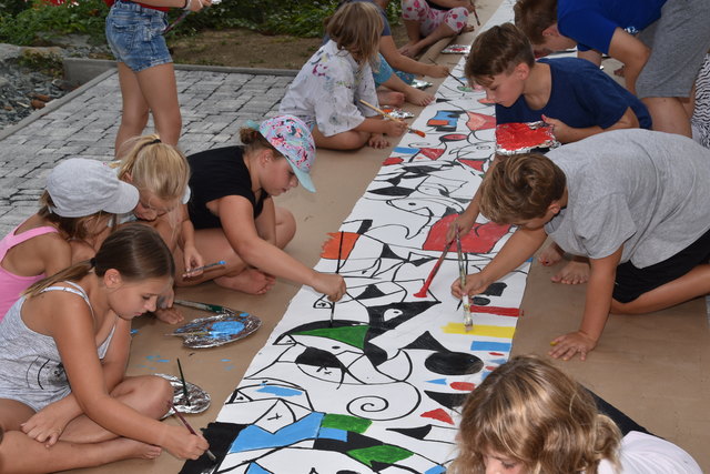 An der Entstehung des "wahrscheinlich längsten Kinder-Bildes des Burgenlandes" waren 33 Mädchen und Buben beteiligt.