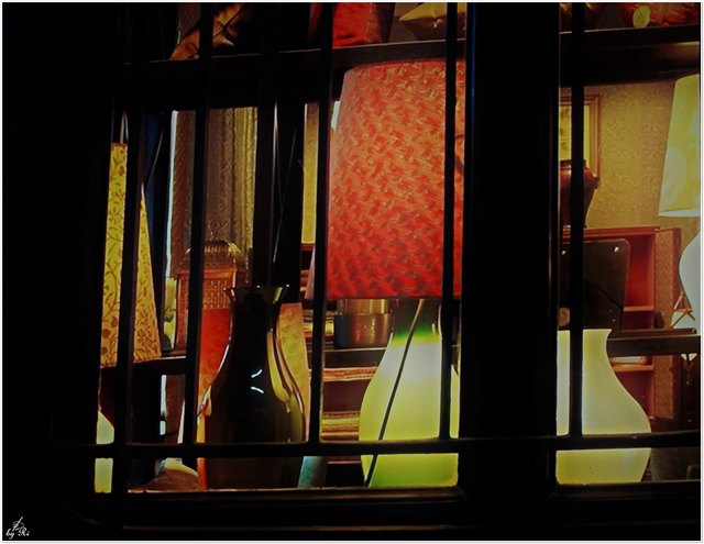 Durchs Fenster geschaut