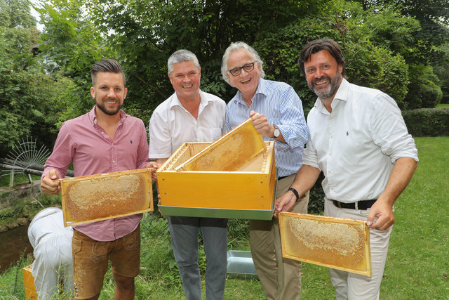 v.l.n.r.: Ludwig Stepan, Eberhard Weinzierl, Hans Harrer und Andreas Santner freuen sich über die erste Ernte in der Innsbrucker Bundesstraße.