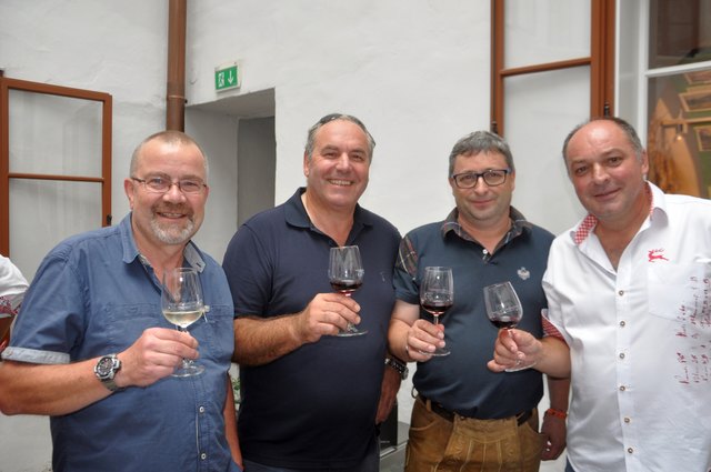 Stießen auf einen erfolgreichen Abend an: die Organisatoren Helmut Höhr und Paul Pristavec, der Hotelier Thomas Pacher und der Deutschkreutzer Winzer Bernhard Artner