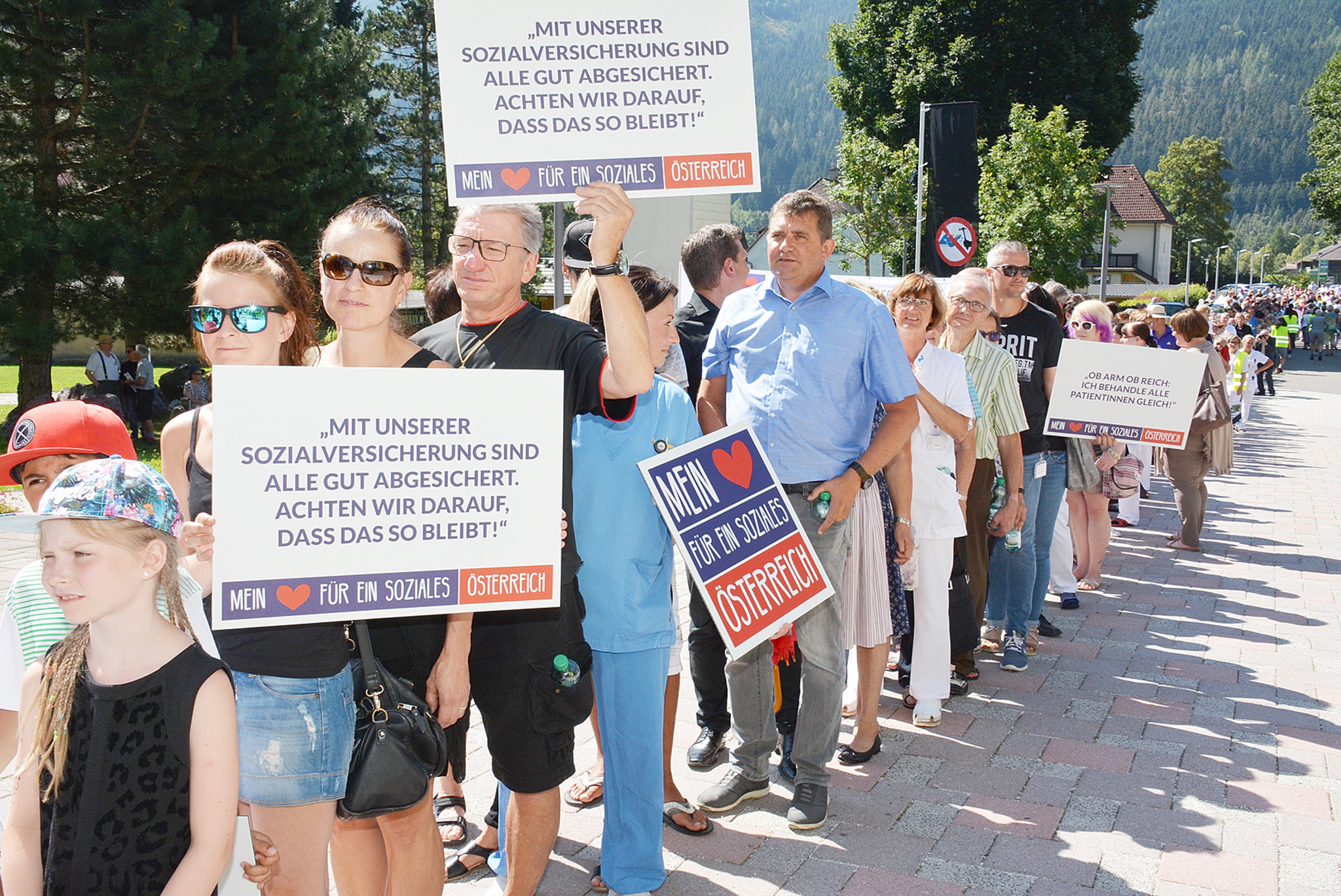,Warteschlange‘ vor dem Unfallkrankenhaus Kalwang Leoben