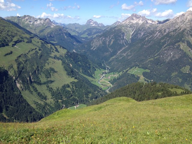 auf dem Hahnleskopf....Blick auf Hinterellenbogen und Prenten und Oberellenbogen....Widderstein und Biberkopf und Ellbognerspitze