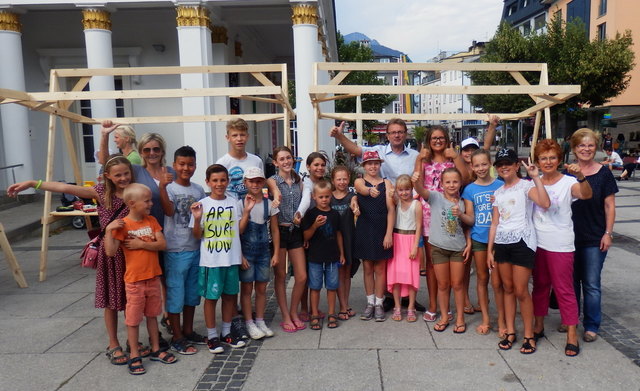 Viele Jugendliche boten ihre Spielzeuge zum Verkauf an.