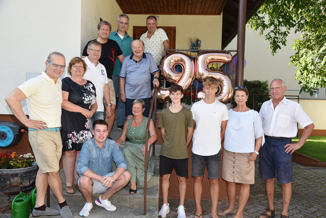 Im Bild Stadtrat Rudolf Gehrer mit Walter Zabel – bzw. der Familie des Jubilars.