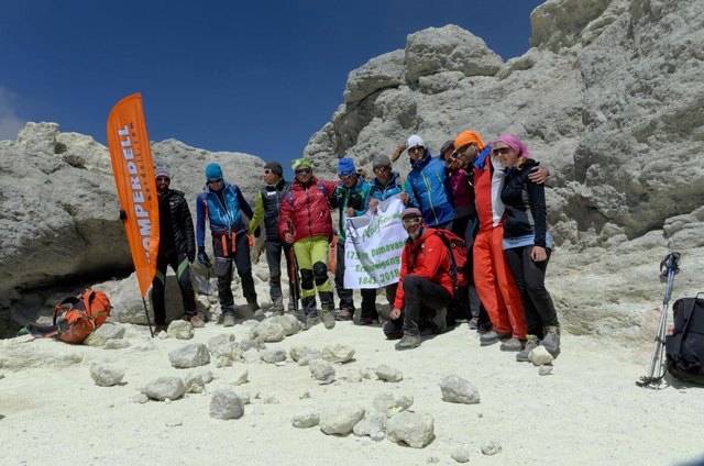 The blind climber Andy Holzer mit österr. und iranischen Naturfreundebergsteiger am Gipfel des Damavands