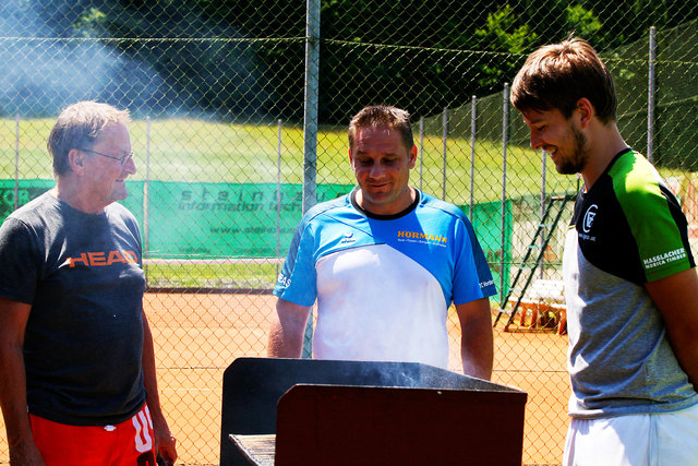 Bruzzlerkönig Seppi Pusnik (l.) und seine ungeduldige Kundschaft. | Foto: Franz Krainer