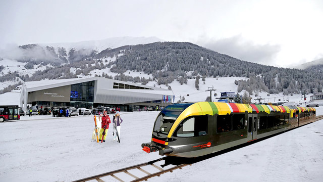 Skigebiete könnten mit der Reschenbahn direkt angebunden werden. (Fotomontage)