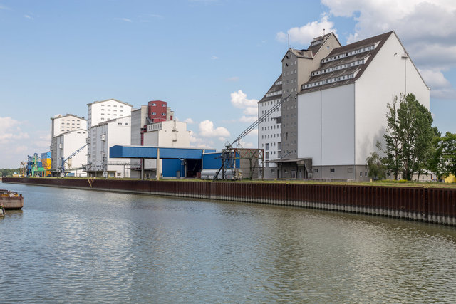 Der Alberner Hafen dient heute als Umschlagplatz für Getreide, Baustoffe, Biomasse und Stahlerzeugnisse.