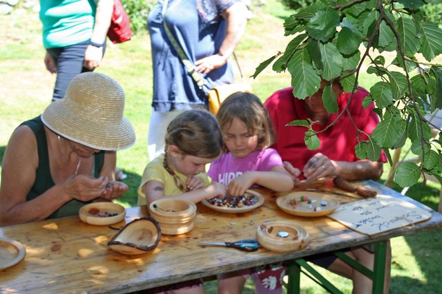 Kinder beim Basteln von Halsketten oder Armreifen mit Glasperlen. | Foto: Jürgen Brandt