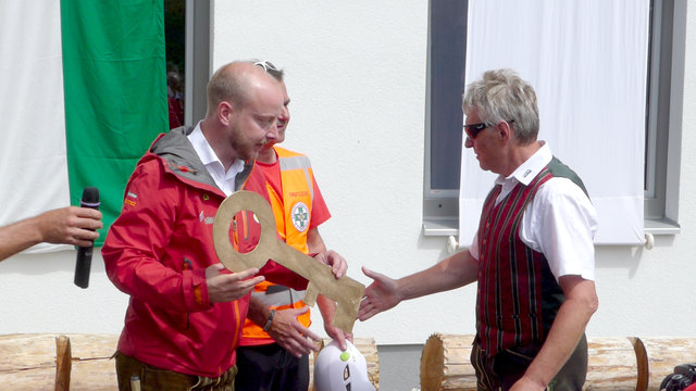 Schlüsselübergabe: Bürgermeister Hermann Watzl (re.) übergab symbolisch einen Schlüssel an Ortsstellenleiter Hannes Leinweber. | Foto: Bergrettung