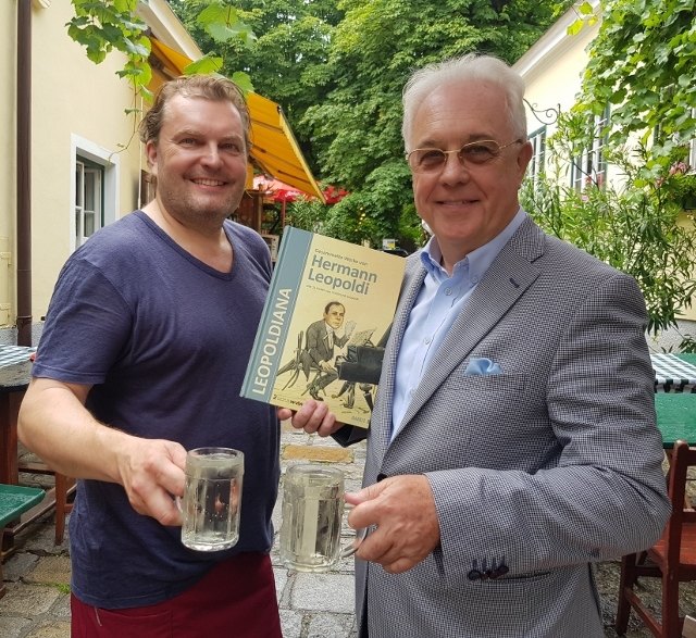 Der Bioheurigenwirt Siegfried W. Dörre (l.) lädt zum Hermann Leopoldi Geburtstagsfest live mit Ronald Leopoldi (Sohn, r.) und der Familie Leopoldi, Musikerfreunden und vielen Gästen.