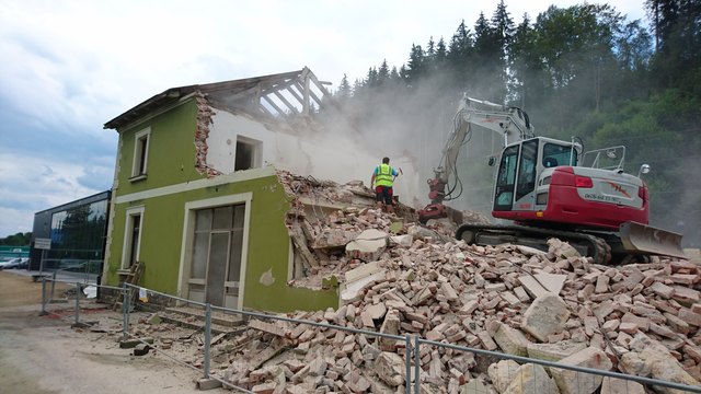 Der alte Bahnhof von Langenwang ist Geschichte. Ende Oktober sollen alle Arbeiten fertig sein und der neue Bahnhof feierlich eröffnet werden. | Foto: Marktgemeinde Langenwang