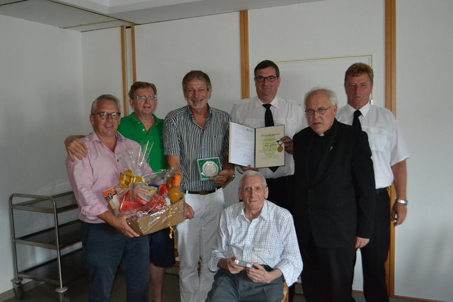 Jubilar Peter Jöbstl (vorne) mit Erhard Leperneg, Peter Jöbstl jun., Johann Schweigler, Rudolf Radl, Pfarrer Koschat und Johann Kaufmann (v.l.). | Foto: Klaus Suppan