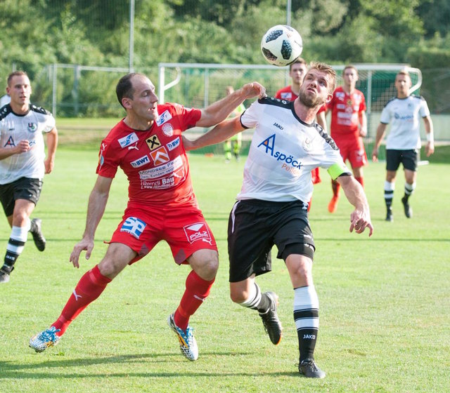 Mondsee, im Bild Neven Gojic (l.) gegen Gaspoltshofen, stimmte sich mit Siegen im Landescup auf die Meisterschaft ein. | Foto: Karl Humer