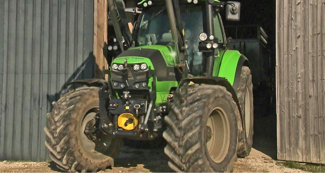 Der Traktor war in der Hintauszufahrt zum Hof abgestellt.