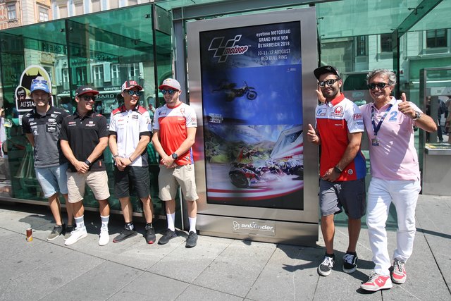 Big City Lights: Ankünder-Geschäftsführer Dieter Weber (r.) mit den Moto GP-Stars neben den Digitalen Ankünder City Lights
Photo: GEPA pictures/ Christian Walgram | Foto: GEPA pictures
