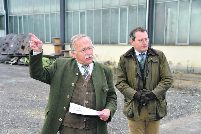 Informierten im Jänner 2016 am Industriegelände der ehemaligen ÖDK Zeltweg über die Minex-Pläne: Die Geschäftsführer DI Heinz Brunold und Ulrich Koch. Foto: Pfister