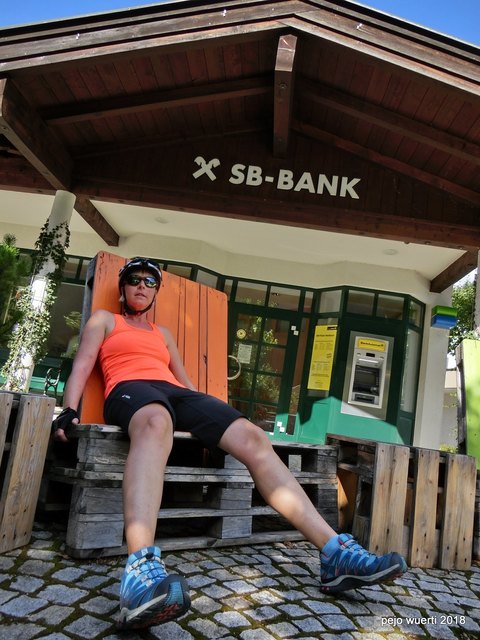 Endlich mal sitzen nach der Radltourpause und sogar auf der Bank vor der Bank!