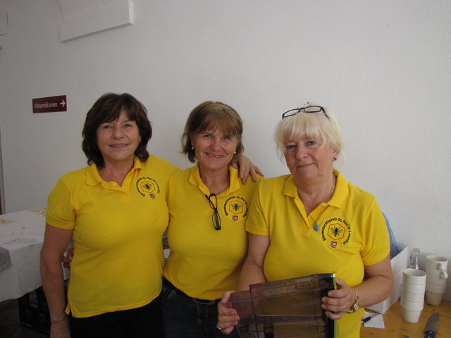 Waltraud Dettelbacher, Brigitte Drescher, Brigitte Türk (v. li.) verwöhnten die Gäste mit Mehlspeisen