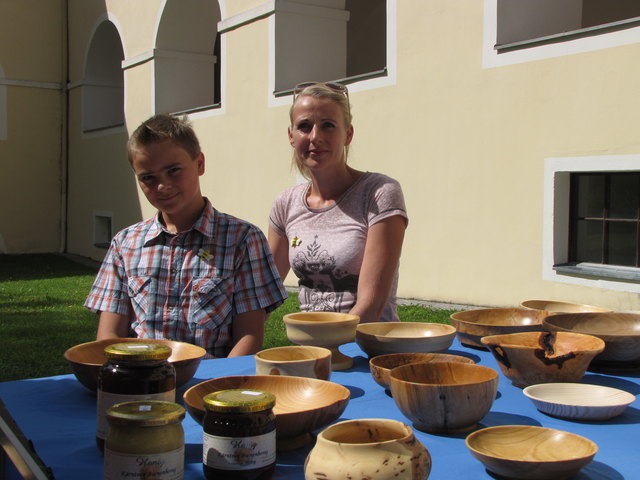 Lukas und Herta Zarfl boten familieneigene Drechselarbeiten zum Verkauf an