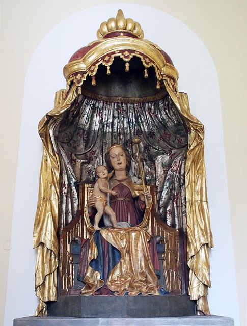 Zu Maria Himmelfahrt ein Bild des Mariä-Opferungsaltares in der Basilika Seckau. Genannt "Die Muttergottes mit Kind" gefertigt 1488. Ich wünsche euch einen schönen, entspannten Feiertag!