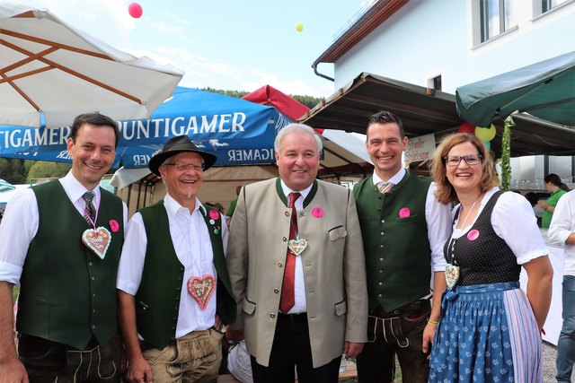 NAbg. Ernst Gödl, Kapellmeister Ernst Hofer, LH Hermann Schützenhöfer, Bgm. Alfred Brettenthaler und Vzbgm. Karin Fasching beim Dorffest in Stiwoll.