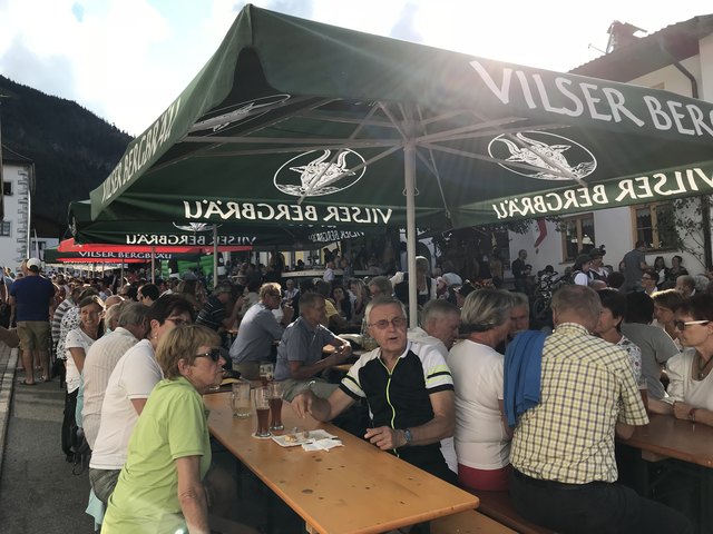 Die ganze Stadtgasse war bis auf den letzten Platz gefüllt.