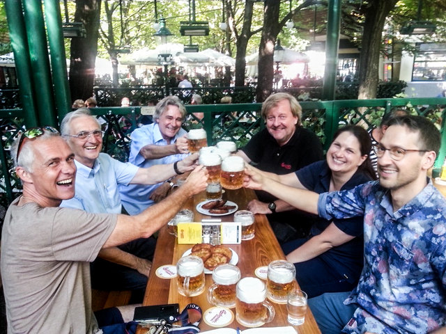 Nach dem Biertest: Alexander Ruthner, Karl Jan Kolarik, Marco Iglitsch, Martin Herles, Regina und Karl Hans Kolarik (v.l.). | Foto: Schweizerhaus